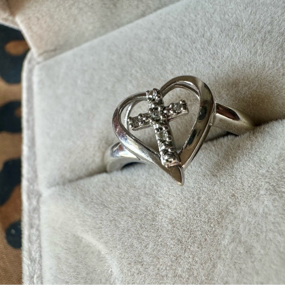 10k White Gold Heart With Diamonds Cross Ring - Picture 3 of 8